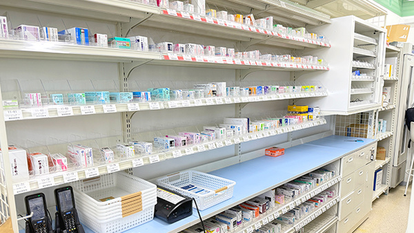 ドラッグセイムス足立舎人薬局の薬棚
