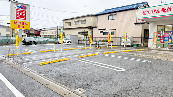 ドラッグセイムス足立舎人薬局の駐車場