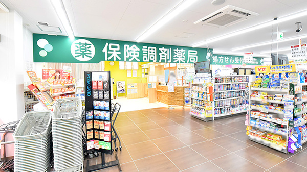 調剤薬局ツルハドラッグ五月台駅前店の入口