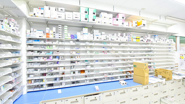 調剤薬局ツルハドラッグ五月台駅前店の薬棚