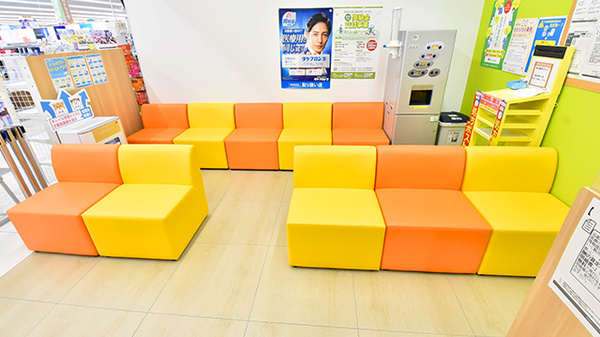 調剤薬局ツルハドラッグ那須塩原島方店の待合スペース