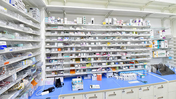 調剤薬局ツルハドラッグ那須塩原島方店の薬棚