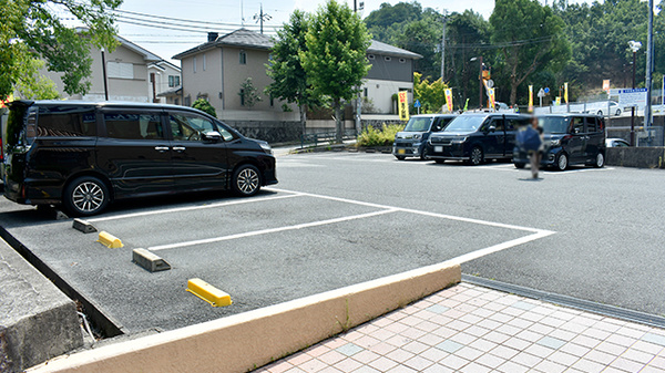 ユタカ薬局亀岡南つつじヶ丘の駐車場