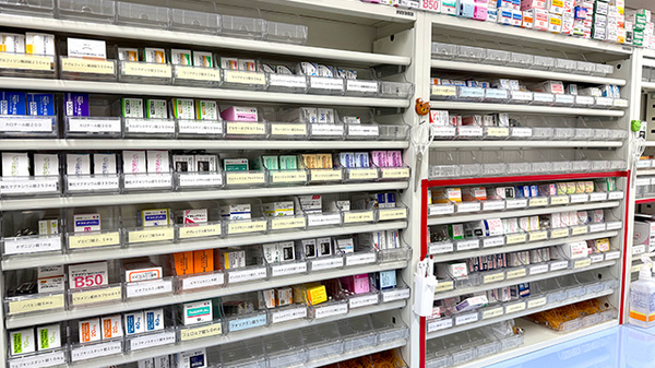 トラスト薬局　六条店の薬棚