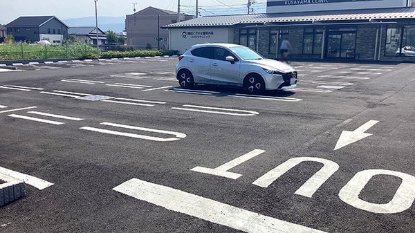 ルナ薬局　開成店の駐車場