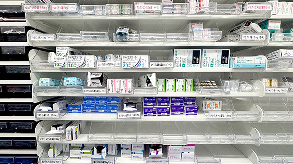 大賀薬局篠栗店の薬棚