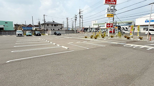 クスリのアオキ富田林中野薬局の駐車場