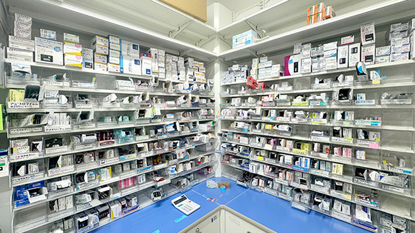アガペ平尾駅前薬局の薬棚
