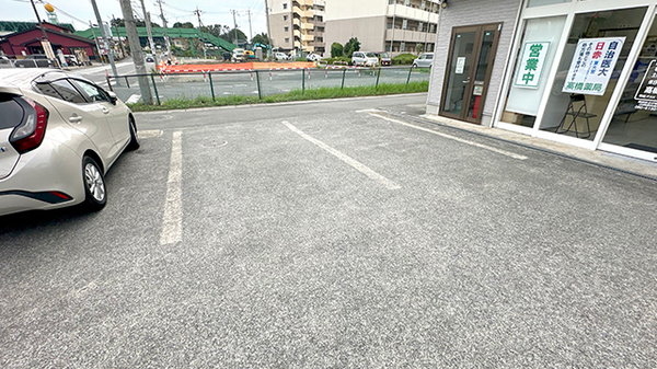 高橋薬局の駐車場