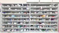 大賀薬局　大橋駅西店の薬棚