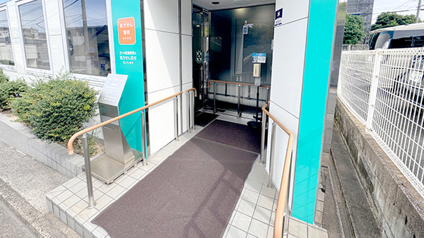 大賀薬局　萩原店の入口