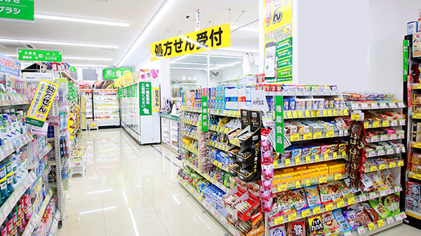 スギ薬局 河内山本店の入口
