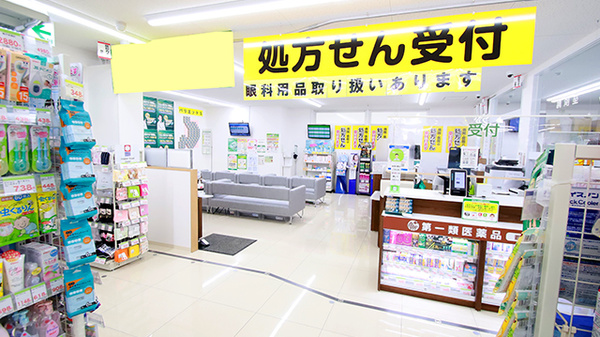 スギ薬局 高槻南店の入口