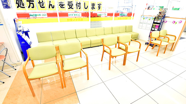 スギ薬局 相模原若松店の待合スペース