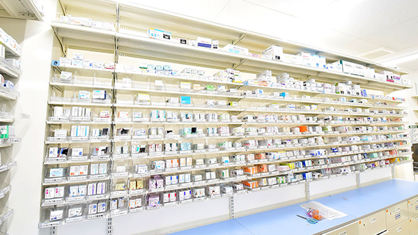 スギ薬局 相模原若松店の薬棚