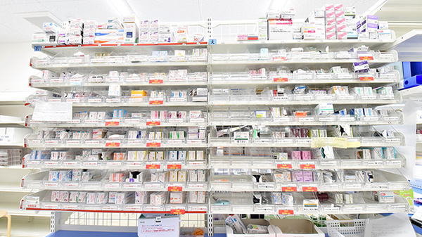 スギ薬局 福生熊川店の薬棚