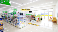 スギ薬局 井原南店の入口