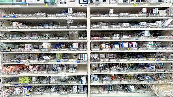 大信薬局千早店の薬棚