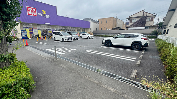 ウェルパーク薬局日野神明店の駐車場