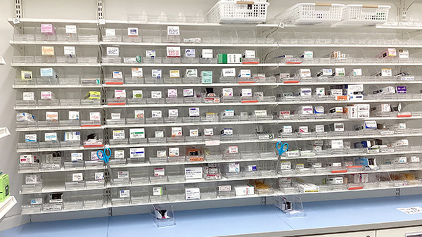 ウェルパーク薬局三鷹上連雀店の薬棚