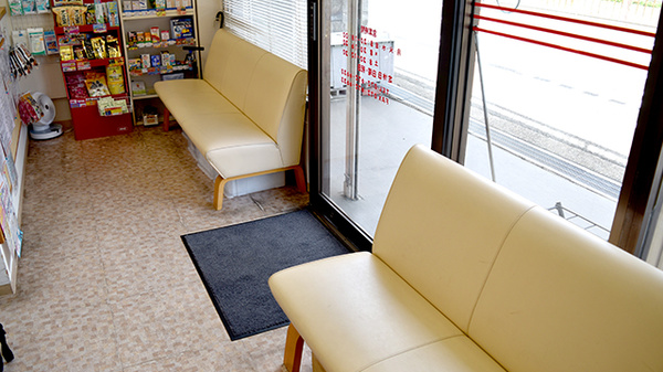 かえで薬局城南店の待合スペース