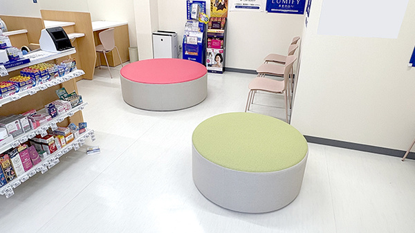アカカベ薬局　田原台店の待合スペース