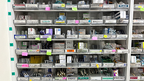 えぼし薬局の薬棚