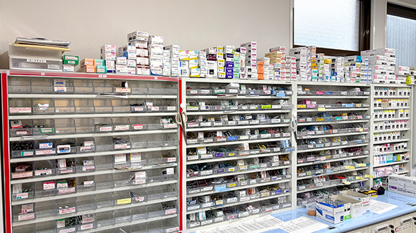 さくらんぼ薬局 三篠店の薬棚