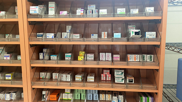 友愛薬局　佐倉みろく店の薬棚