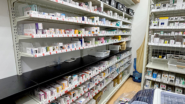 ユタカ薬局伏見深草の薬棚