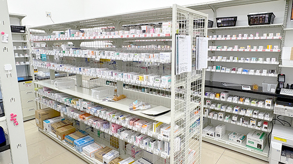 ユタカ薬局甲西の薬棚