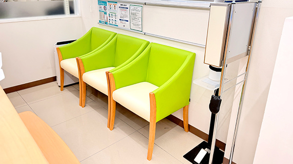 ドラッグセイムス江戸川鹿骨薬局の待合スペース