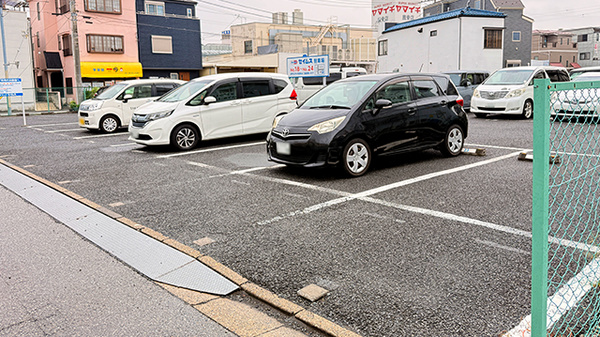 ドラッグセイムス江戸川鹿骨薬局の駐車場