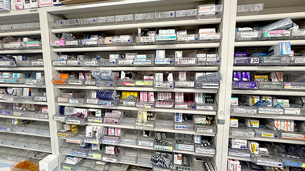 こかげ薬局の薬棚
