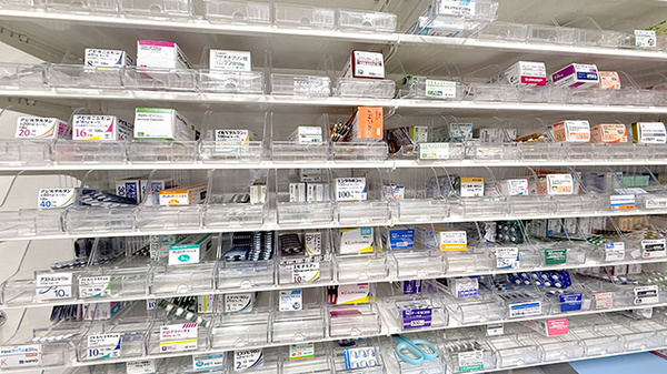 あかり薬局　グルメ街道店の薬棚