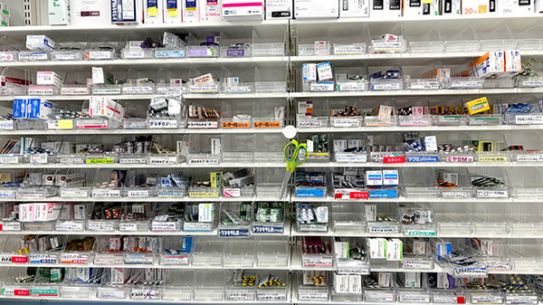 アサヒ薬局 西新井店の薬棚