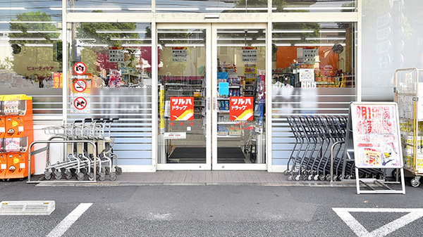 調剤薬局ツルハドラッグ亀有店の入口