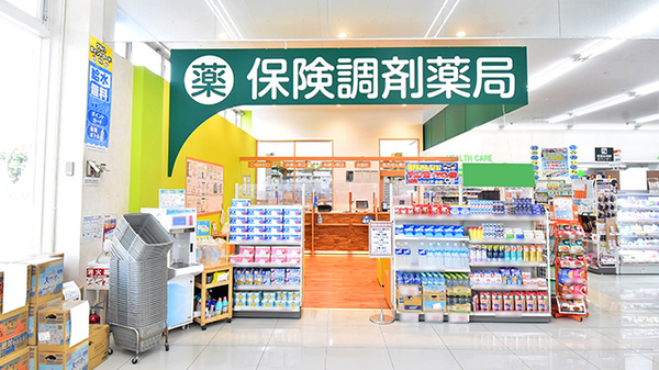 調剤薬局ツルハドラッグ亀有店の入口