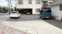 にじ薬局の駐車場