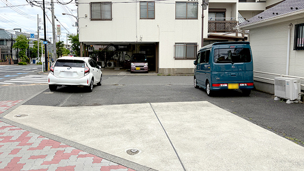 にじ薬局の駐車場