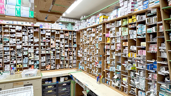 なべや薬局本庄店の薬棚