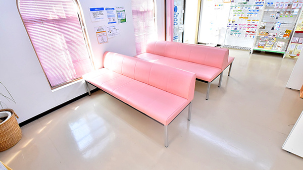 ファーマライズ薬局　キクヤ建部店の待合スペース