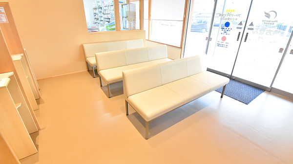 ファーマライズ薬局　キクヤ愛知川店の待合スペース