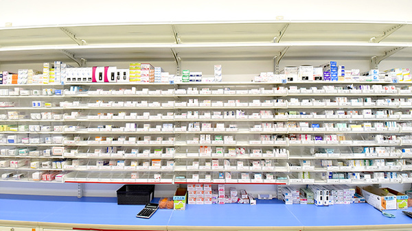 スギ薬局 富士見渡戸店の薬棚