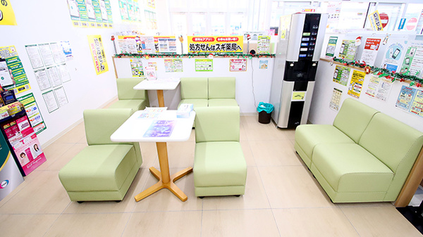 スギ薬局 金沢西泉店の待合スペース