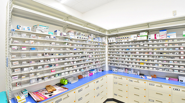 スギ薬局 清瀬旭が丘店の薬棚