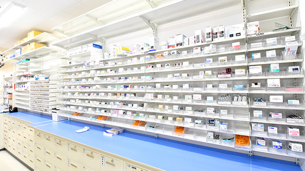 調剤薬局ツルハドラッグ町田木曽西店の薬棚