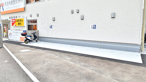 調剤薬局ツルハドラッグ町田木曽西店の駐輪場
