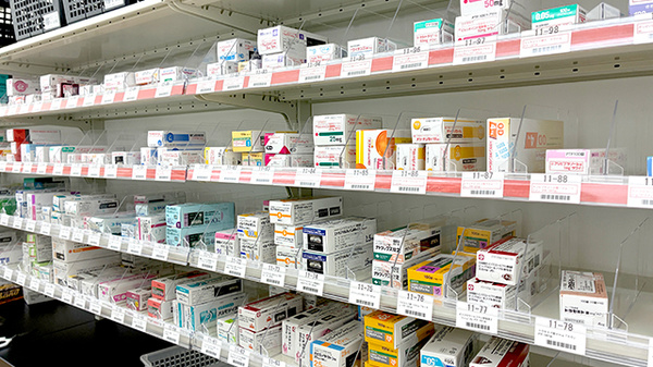 ユタカ薬局日進岩崎の薬棚