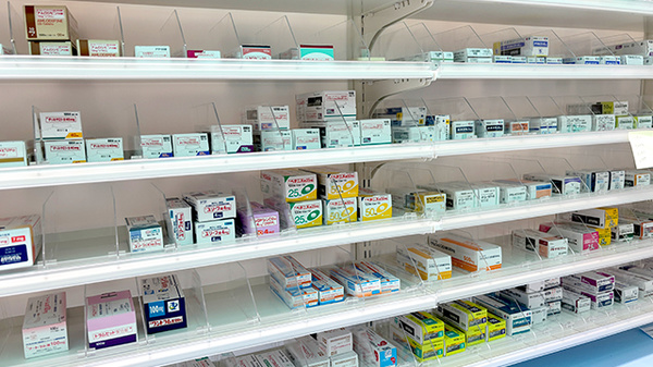 フィットケアデポ片倉店薬局の薬棚